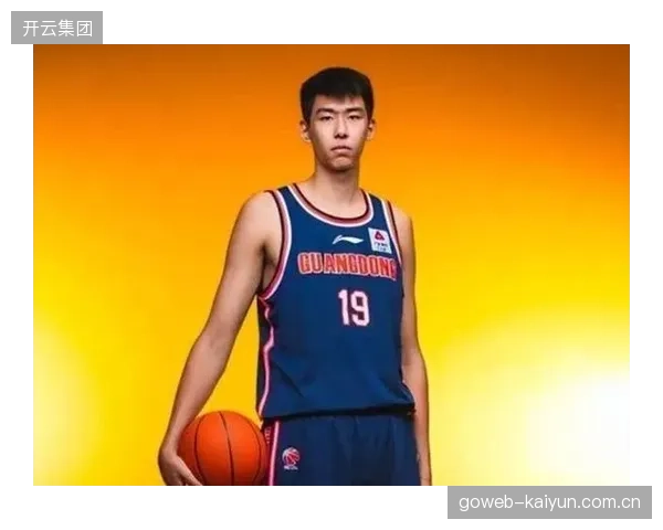 广州龙狮中锋徐昕数据暴涨，凭借内线蜕变式的表现斩获最具进步球员奖。